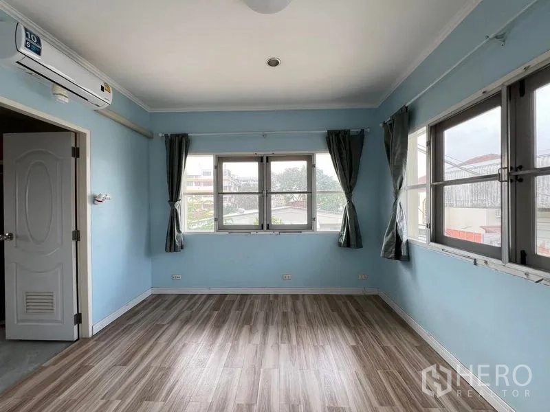 บ้าน ให้เช่าหรือขายในLak Si, Bangkok - ห้องนอนโทนสีฟ้า พื้นลามิเนตและหน้าต่างมุมห้อง