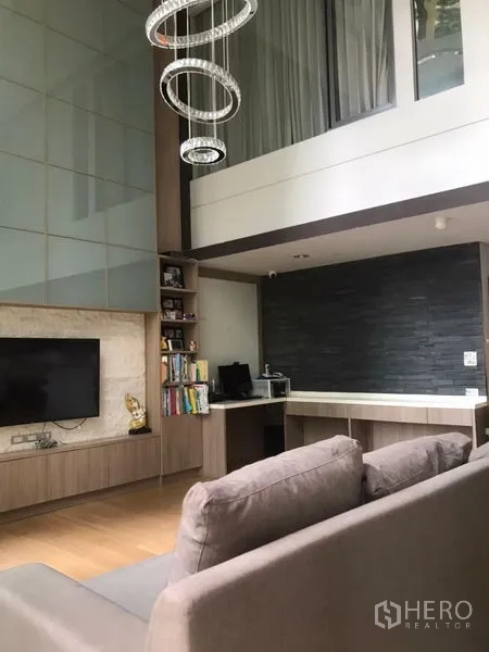 คอนโด ขายในKhlong Toei, Bangkok - มุมนั่งเล่นสไตล์โมเดิร์น เพดานสูง มีชั้นบิลต์อินและผนังทีวี