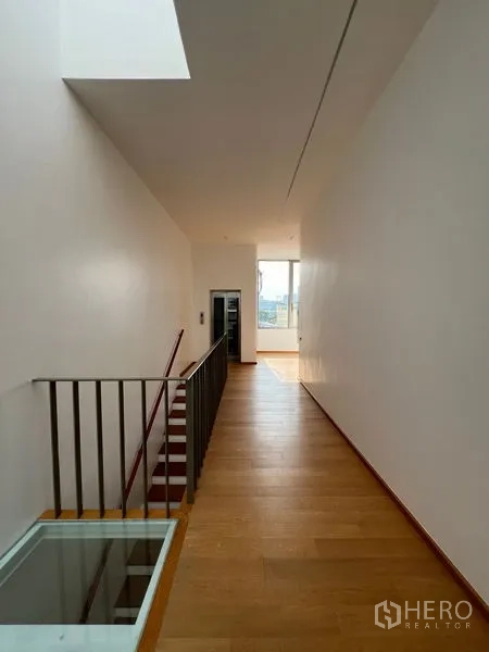 สำนักงานที่บ้าน ให้เช่าหรือขายในChatuchak, Bangkok - โถงชั้นบนพื้นไม้ ทางเดินยาวพร้อมบันไดและสกายไลต์