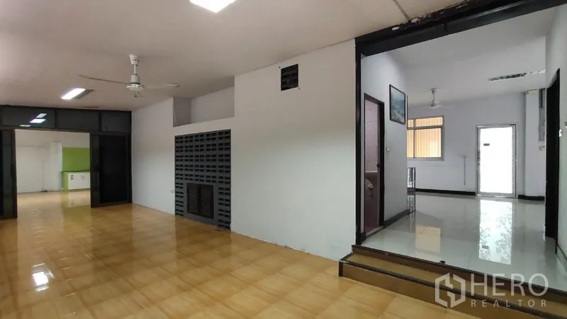 สำนักงานที่บ้าน ให้เช่าในHuai Khwang, Bangkok - โซนอเนกประสงค์มีขั้นยกพื้น พัดลมเพดาน และห้องเชื่อมต่อ