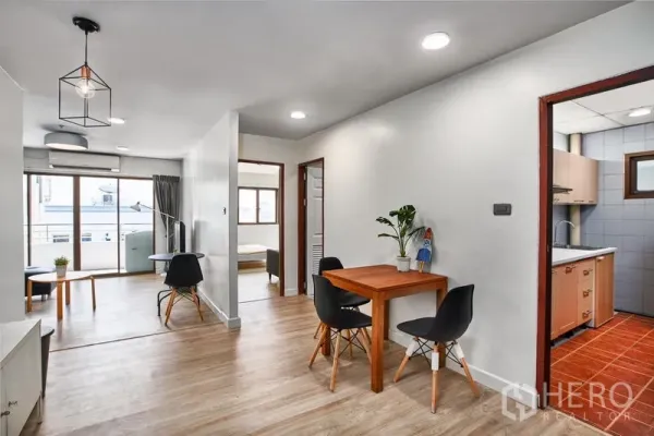 คอนโด ให้เช่าในWatthana, Bangkok - มุมทานอาหารและโถงทางเดิน ปูพื้นลามิเนตและเชื่อมต่อสู่ระเบียง