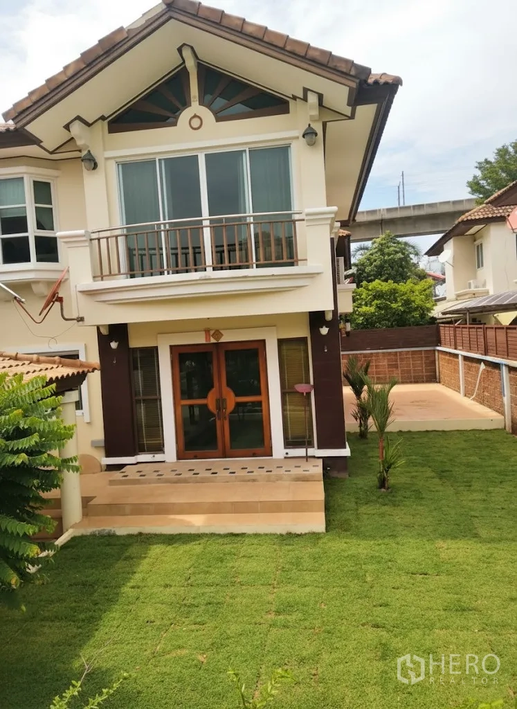 บ้าน ให้เช่าในLat Krabang, Bangkok - มุมมองด้านหลังของบ้าน ประตูคู่เปิดสู่บันไดและสนามหญ้าใหม่