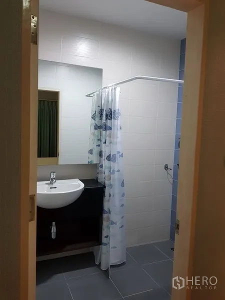 联排别墅 出租在Phra Khanong, Bangkok - 瓷砖浴室，带洗手台、镜子与浴帘淋浴区