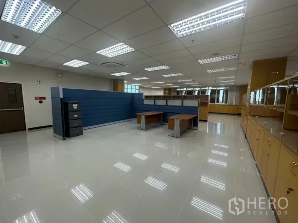 办公空间 出租在Suan Luang, Bangkok - 开放式办公区，蓝色隔断、工位与LED照明。