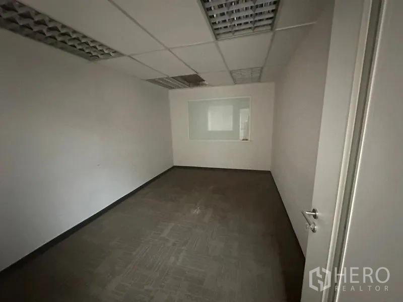 办公空间 出租在Khlong Toei, Bangkok - 私密办公室，地毯、吊顶板与室内观察窗。