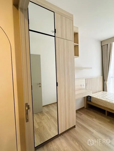 คอนโด ให้เช่า - ตู้เสื้อผ้าบิลท์อินกระจกเต็มบานและโต๊ะทำงานในห้องนอนที่สอง