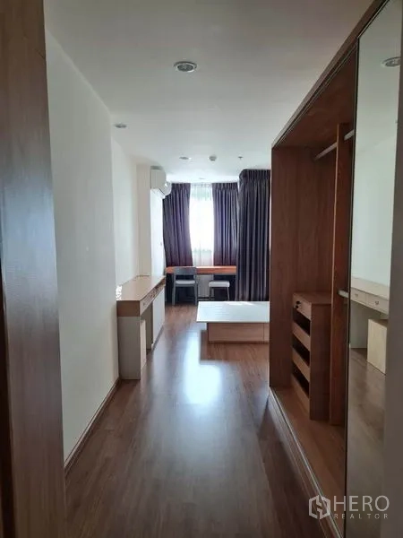 公寓 出租或出售在Yan Nawa, Bangkok - 过道配置镜面衣柜，可见卧室景致，木地板温暖舒适。