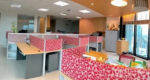 สำนักงาน ให้เช่าในBang Na, Bangkok - โซนสำนักงานมุมกว้าง พาร์ทิชันลายแดง ตู้เก็บของ และหน้าต่างบานใหญ่