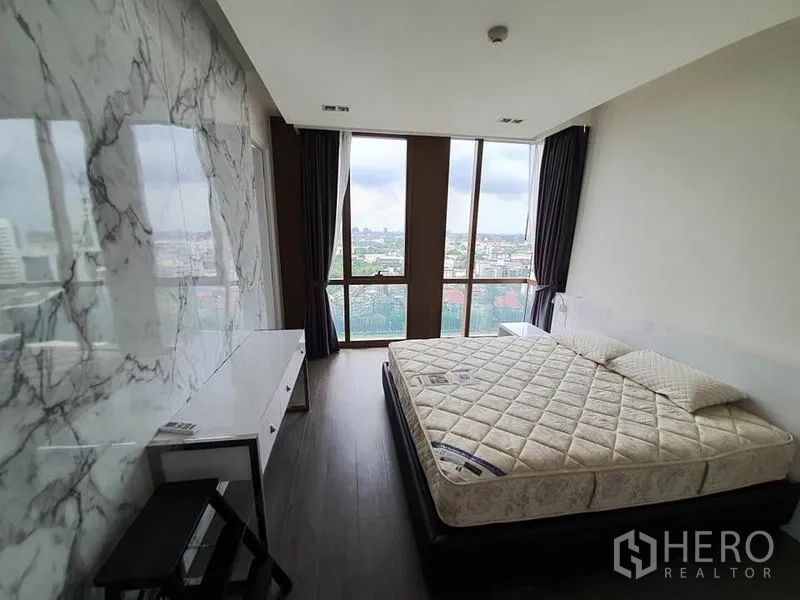 คอนโด ให้เช่าหรือขายในWatthana, Bangkok - ห้องนอนมาสเตอร์ กระจกเต็มบาน ผนังลายหินอ่อน และวิวเมืองกว้าง