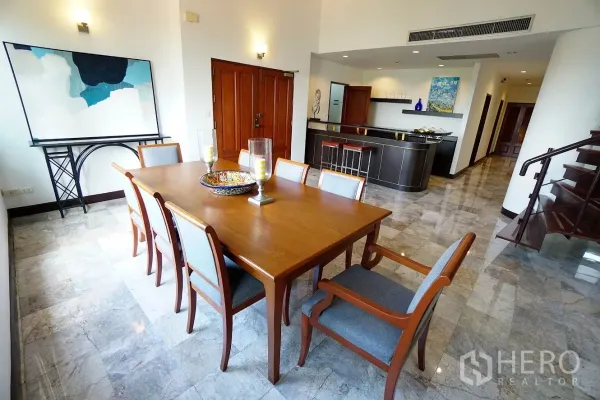 房间 出租在Watthana, Bangkok - 八人实木餐桌，毗邻吧台柜。