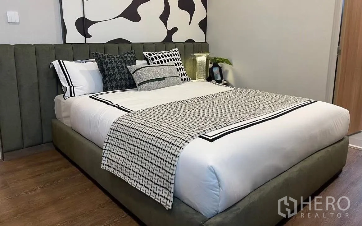 Detached House for rent in Bang Phli, Samut Prakan - Cozy bedroom with upholstered green headboard and patterned art.