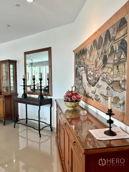 คอนโด ให้เช่า - โถงทางเดินพร้อมตู้คอนโซลไม้ กระจก และผ้าทอภาพวิถีไทย