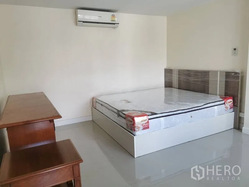 สำนักงานที่บ้าน ให้เช่าในChatuchak, Bangkok - ห้องนอนกว้าง เตียงใหม่ เครื่องปรับอากาศ และโต๊ะทำงานบิวท์อิน