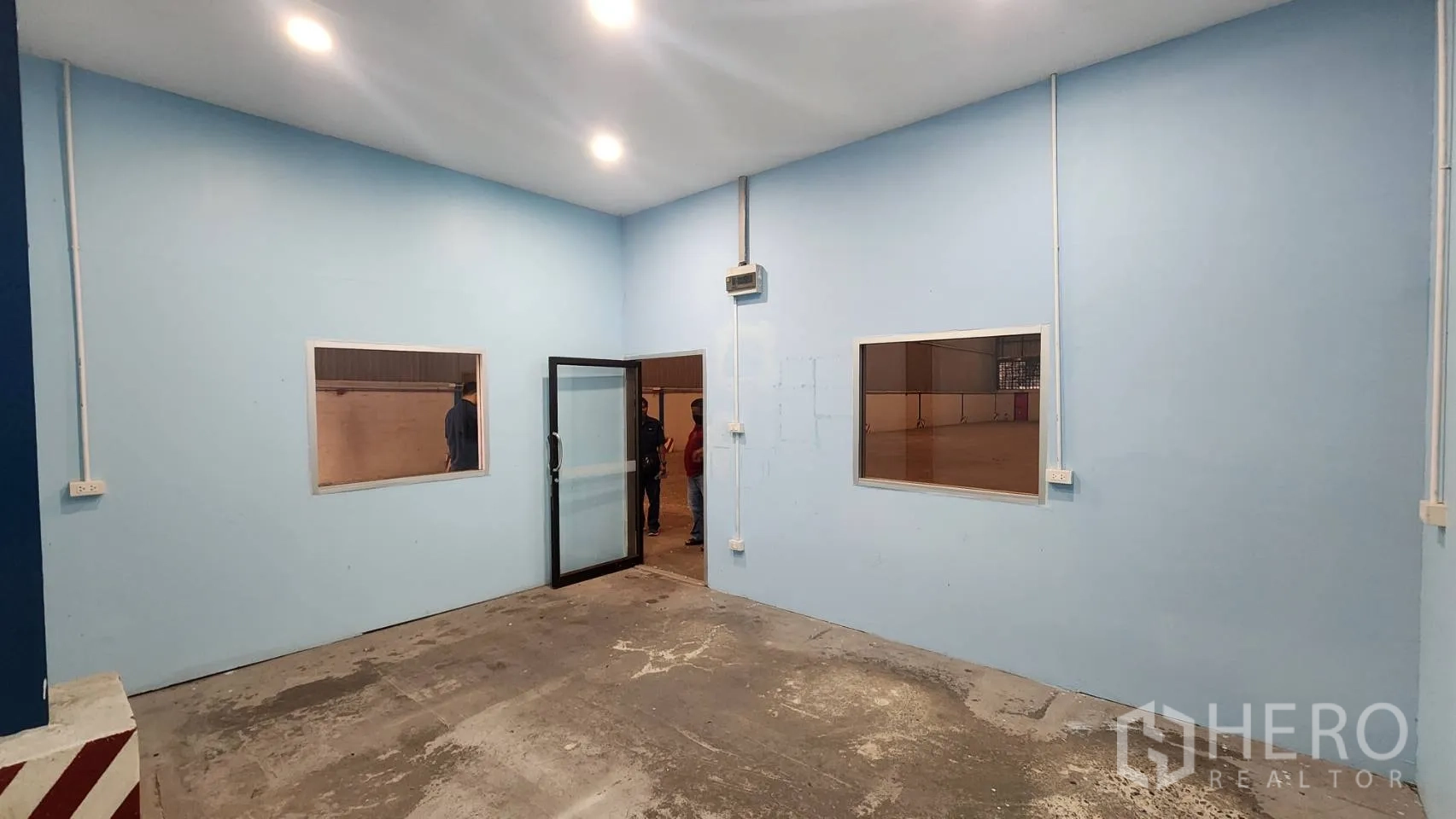 คลังสินค้า ให้เช่าในMueang Samut Prakan, Samut Prakan - ภายในออฟฟิศ มีช่องหน้าต่างมองเห็นพื้นที่โกดังและประตูกระจก