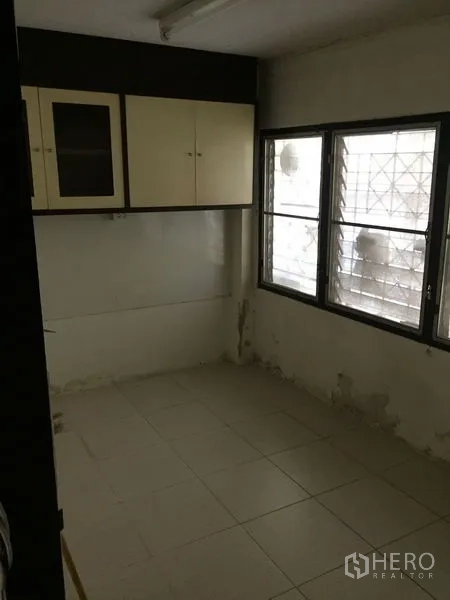 ทาวน์เฮาส์ ให้เช่าในKhlong Toei, Bangkok - ห้องขนาดเล็กหรือแพนทรี พร้อมตู้แขวนและพื้นกระเบื้อง