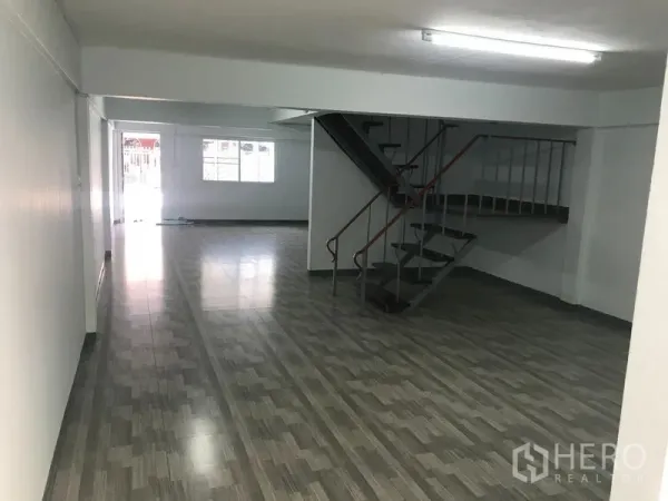 สำนักงานที่บ้าน ให้เช่าในPhra Khanong, Bangkok - ชั้นล่างแบบโอเพนสเปซ ปูกระเบื้องลายไม้ พร้อมบันไดเหล็กขึ้นสู่ชั้นบน