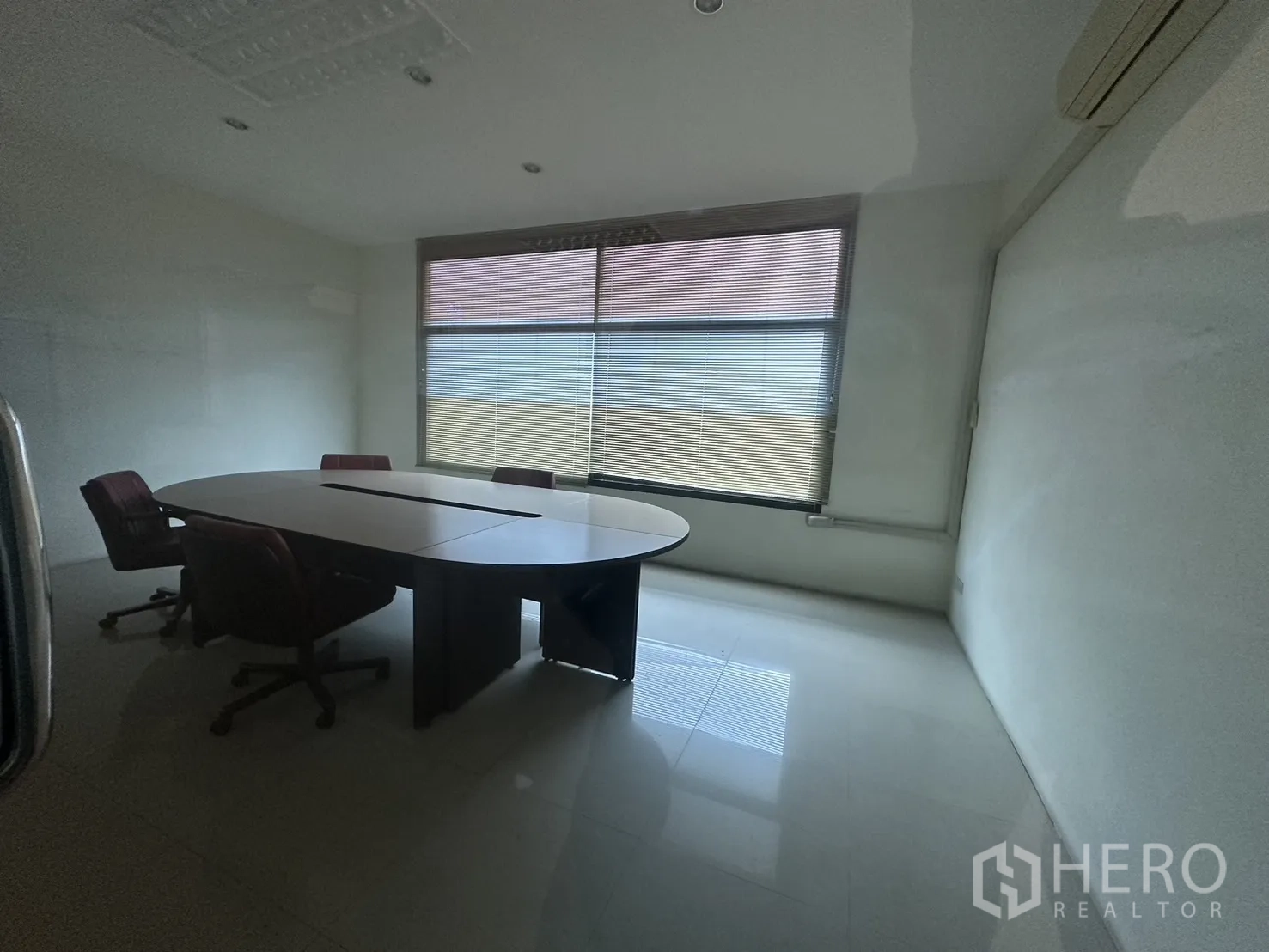 工厂 出租或出售在Prawet, Bangkok - 会议室配椭圆形会议桌、座椅与百叶窗。