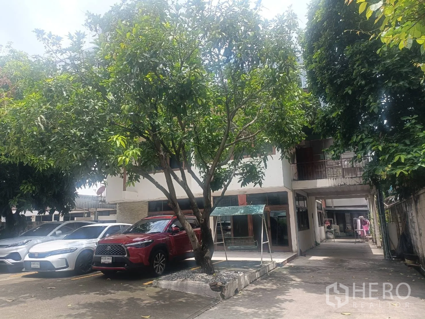 Detached House for rent in Bang Rak, Bangkok - Two-storey detached house in Bang Rak with driveway, mature trees and multiple parking spaces.