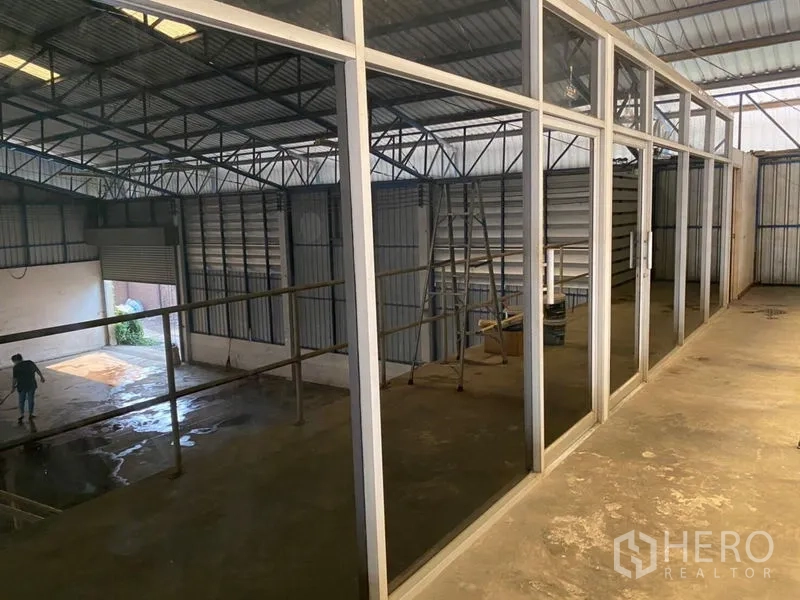 工厂 出租在Lat Lum Kaeo, Pathum Thani - 夹层玻璃隔断办公室走廊，可俯瞰厂区。