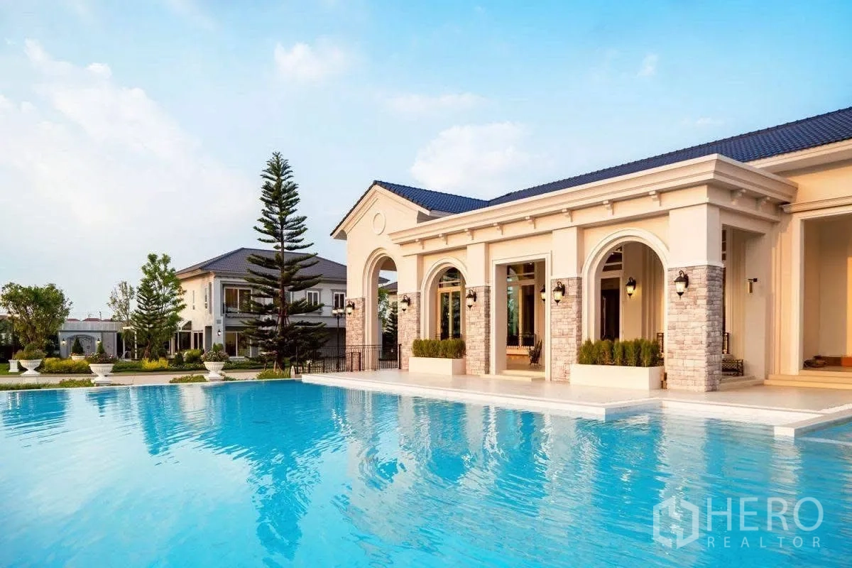 独立式住宅 出租在Khlong Luang, Pathum Thani - 会所建筑与大型室外泳池