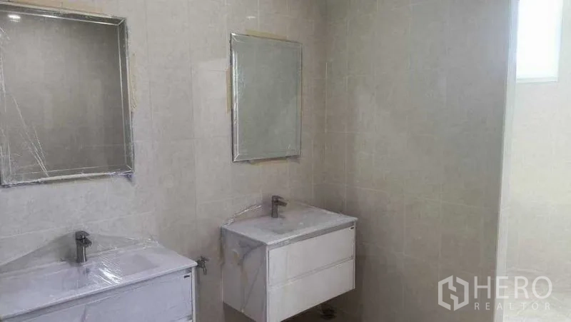 สำนักงานที่บ้าน ขายในHuai Khwang, Bangkok - อ่างล้างมือคู่พร้อมกระจก ในห้องน้ำโทนกระเบื้องสีอ่อน