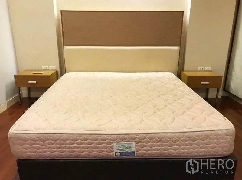 联排别墅 出租在Wang Thonglang, Bangkok - 主卧配大床与软包床头，两侧床头柜。