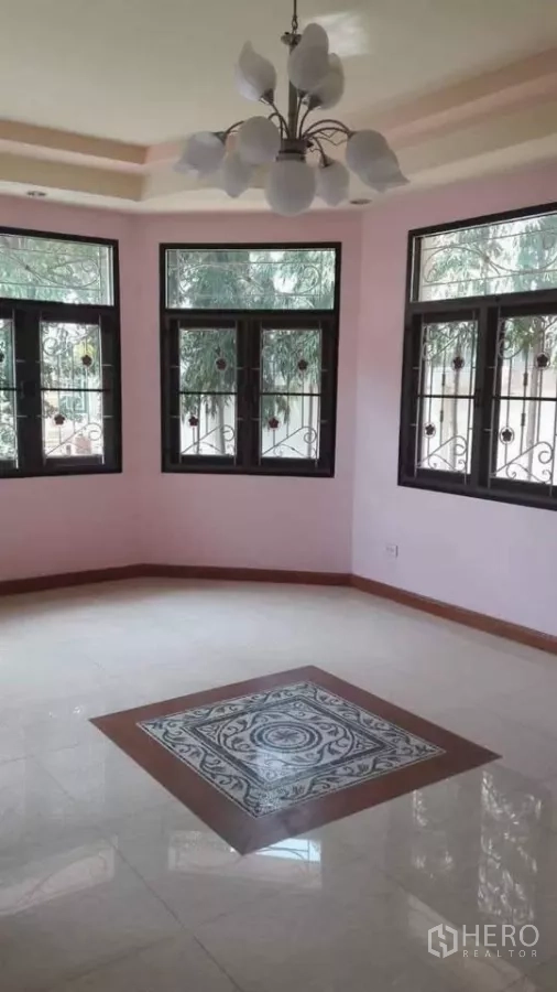 Detached House for sale in Bueng Kum, Bangkok - Corner room with multiple windows, chandelier and glossy tile floor.