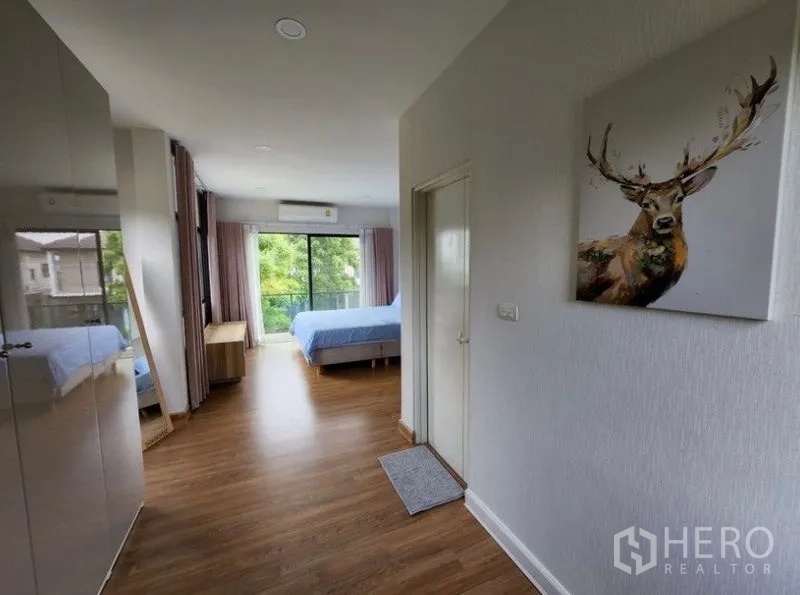 บ้าน ให้เช่าในPrawet, Bangkok - โถงชั้นบนเชื่อมสู่ห้องนอน มีตู้เสื้อผ้าและพื้นไม้