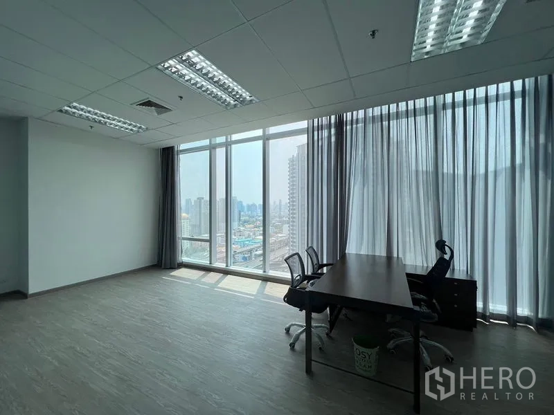 办公空间 出租 - 靠窗工作位，超大落地玻璃俯瞰城市景观，采光充足。