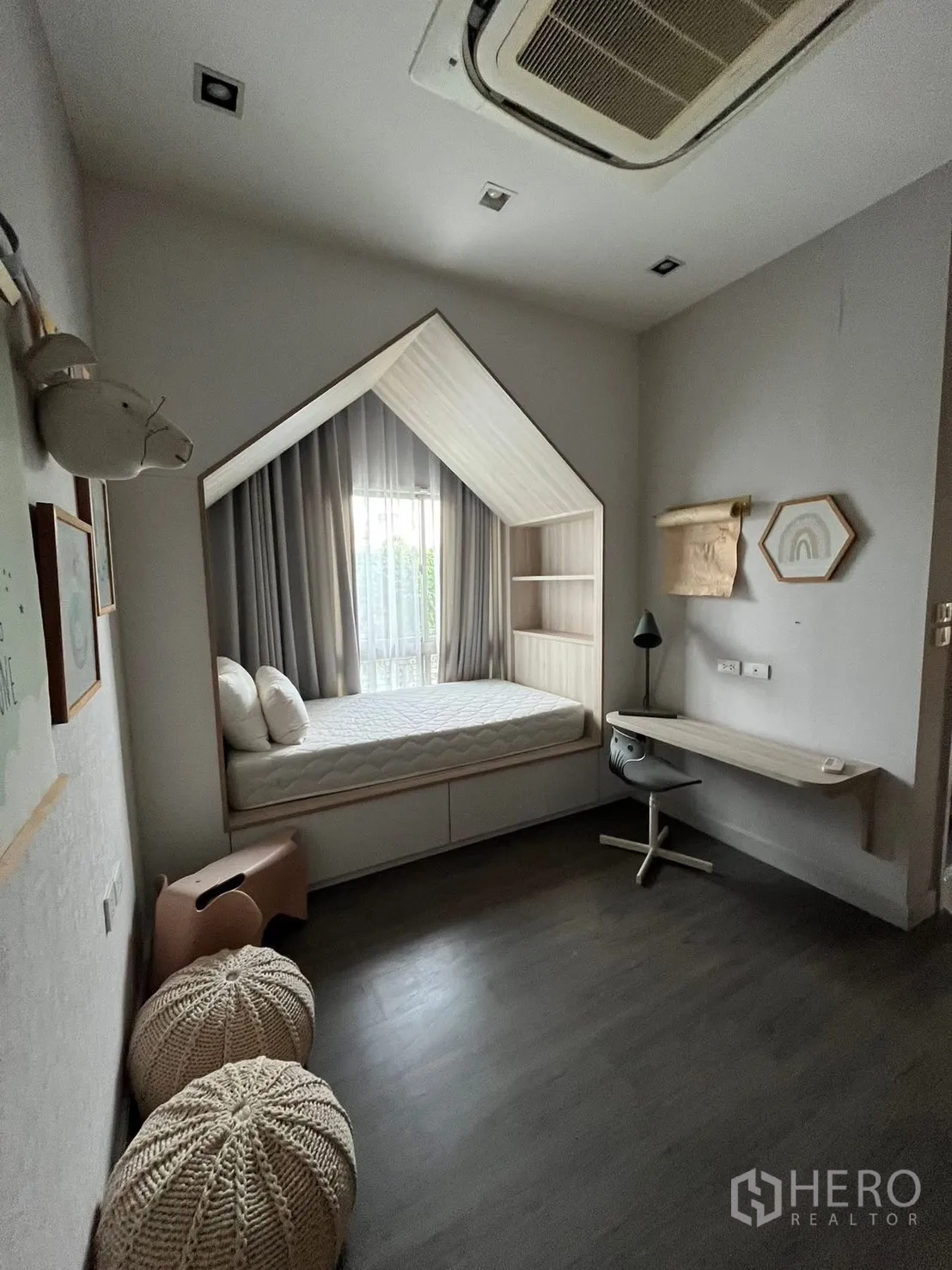独栋房屋 for rent or sale in Bueng Kum, Bangkok - 卧室带房屋造型窗台榻、内置书架、书桌与窗帘。