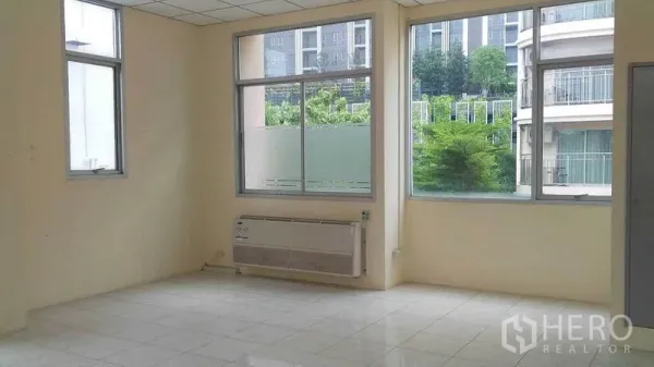 สำนักงาน ให้เช่าในPhra Khanong, Bangkok - ห้องสำนักงานโล่งสว่าง พื้นกระเบื้อง หน้าต่างบานใหญ่ พร้อมแอร์ มุมมองพื้นที่สีเขียวภายนอก