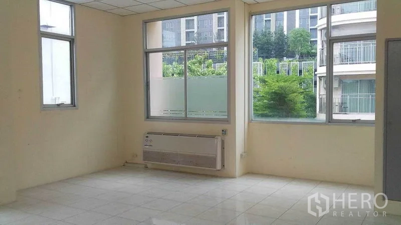 สำนักงาน ให้เช่าในPhra Khanong, Bangkok - ห้องสำนักงานโล่งสว่าง พื้นกระเบื้อง หน้าต่างบานใหญ่ พร้อมแอร์ มุมมองพื้นที่สีเขียวภายนอก