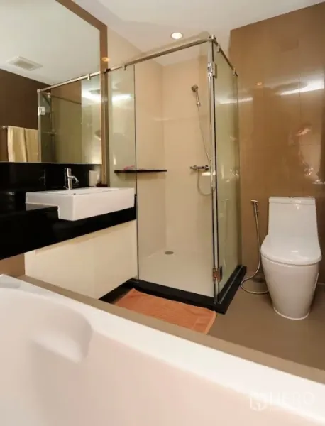 คอนโด ให้เช่าหรือขายในKhlong Toei, Bangkok - ห้องน้ำทันสมัยพร้อมห้องอาบน้ำกระจก อ่างอาบน้ำ และอ่างล้างหน้า