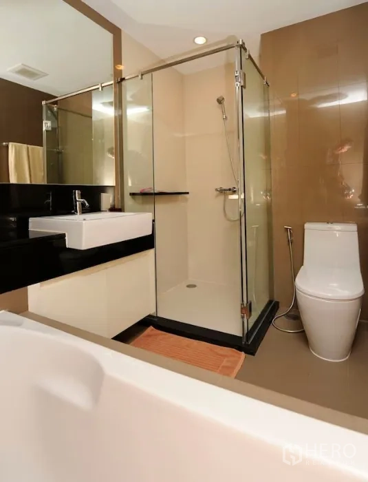 คอนโด ให้เช่าหรือขายในKhlong Toei, Bangkok - ห้องน้ำทันสมัยพร้อมห้องอาบน้ำกระจก อ่างอาบน้ำ และอ่างล้างหน้า