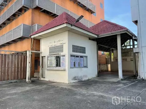 โรงงาน ให้เช่าในPhra Samut Chedi, Samut Prakan - ป้อมยามหลังคากระเบื้องสีแดงที่ทางเข้าโรงงาน