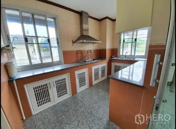 工厂 出售在Chon Buri - 员工厨房，带操作台、抽油烟机和大窗户