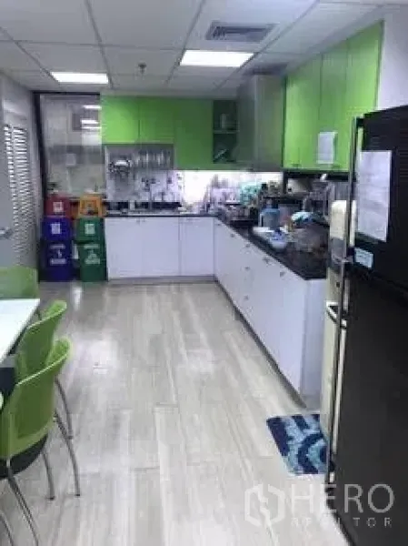สำนักงาน ให้เช่าในKhlong Toei, Bangkok - แพนทรี่ออฟฟิศตู้สีเขียว มีซิงก์ ตู้เย็น และโต๊ะรับประทานอาหาร
