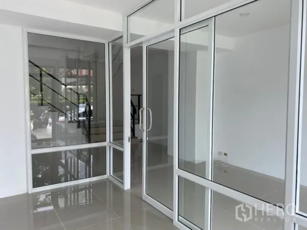 Home Office for rent in Wang Thonglang, Bangkok - Ground-floor lobby with glass partitions, sliding doors and glossy tile flooring.