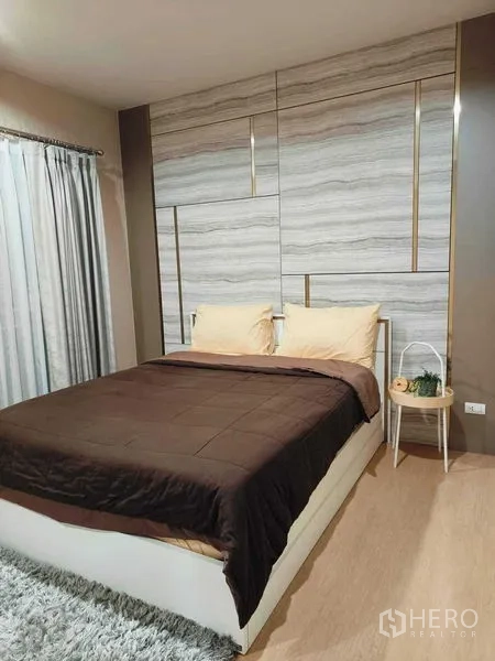 联排别墅 出售在Mueang Nonthaburi, Nonthaburi - 次卧带特色背景墙、双人床与窗帘