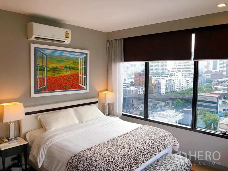 公寓 出租在Bang Rak, Bangkok - 转角卧室，特大床与宽幅窗户，享城市景观。