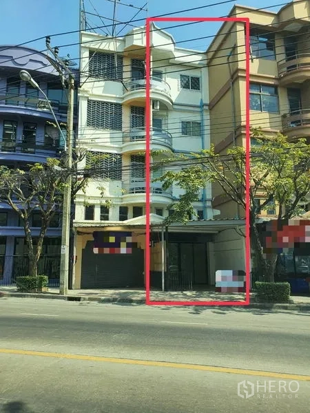 店屋 出租或出售在Lat Phrao, Bangkok - 曼谷拉抛主干道上的四层店屋外立面，临街适合商业展示。