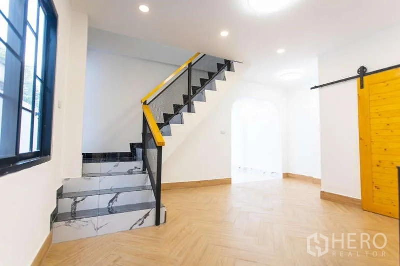 สำนักงานที่บ้าน ขายในHuai Khwang, Bangkok - บันไดราวเหล็กสีดำ ราวจับสีเหลือง คู่กับพื้นลายไม้