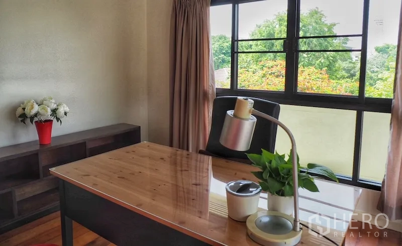 独立式住宅 出租在Chatuchak, Bangkok - 书房工作角，靠大窗书桌，绿意景观。