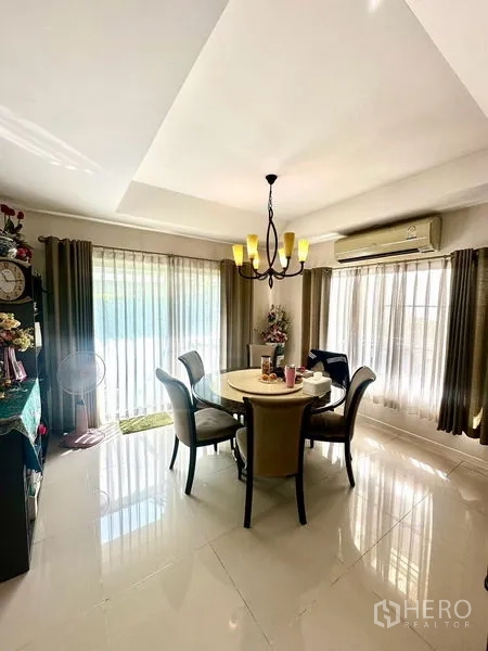 Detached House for rent in Bang Phli, Samut Prakan - Sunny dining room with air conditioning and wraparound floor-to-ceiling windows.