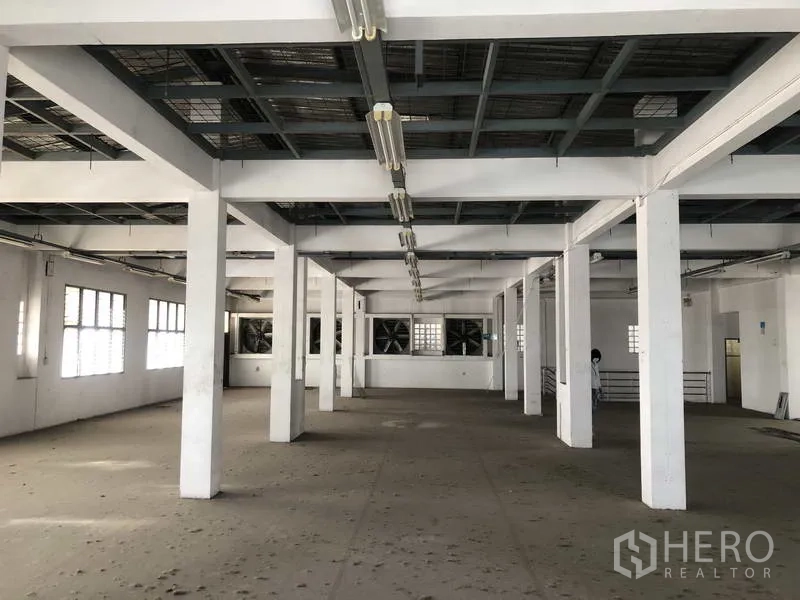 工厂 出租在Prawet, Bangkok - 上层工作区，网格吊顶、条形灯与通风扇