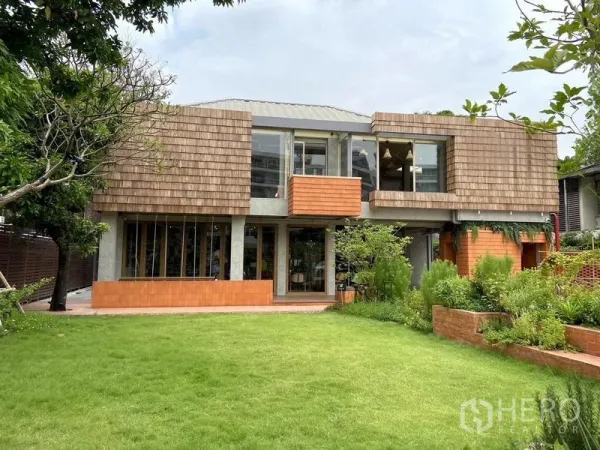 พื้นที่ขายปลีก ให้เช่าในWatthana, Bangkok - อาคารค้าปลีกสองชั้นสไตล์ร่วมสมัย กระจกบานใหญ่ พร้อมสนามหญ้าและสวนจัดแต่ง.