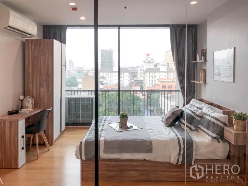 คอนโด ให้เช่าในBang Rak, Bangkok - ห้องนอนสว่าง มีกระจกเต็มบาน มุมทำงาน และระเบียงชมวิวเมือง.