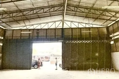 คลังสินค้า ให้เช่าในLat Phrao, Bangkok - ภายในโกดังเพดานสูง โครงทรัสเหล็ก พร้อมช่องประตูม้วนเปิดสู่ลานด้านหน้า