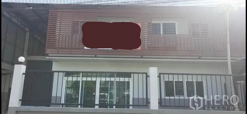 货栈 出租在Khlong Luang, Pathum Thani - 正面立面，二层设有格栅遮挡的阳台，下层为玻璃门。