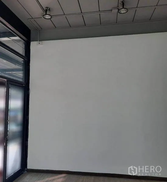 零售空间 出租在Lat Phrao, Bangkok - 室内白墙与入口处的磨砂玻璃门。
